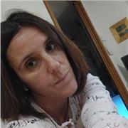 Insegnante italiano sostegno educatore psicologo assiste studenti nel loro percorso formativo educativo